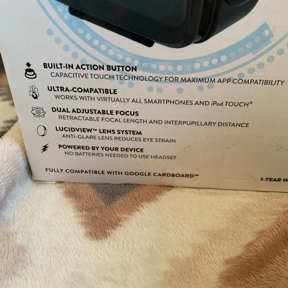 Arcadia Virtual Reality Headset w built in headphones